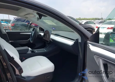 2024 Tesla Model Y Long Range Dual Motor All-Wheel Drive/Rwd z USA, uszkodzony, nr VIN 7SAYGDED7RA324921